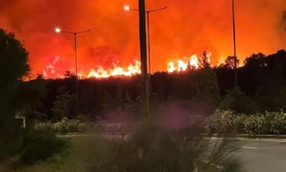 Ξέσπασε φωτιά στο Άνω Δασκαλειό Κερατέας- Ορατές οι φλόγες από τα πρώτα σπίτια (Βίντεο)